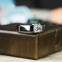 Load image into Gallery viewer, 2 Carat  Moissanite Men's  Gold  Ring.
